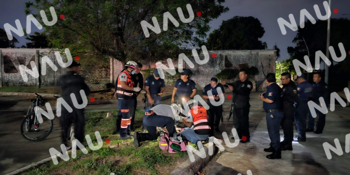 Casi le cuelan las manos en una riña