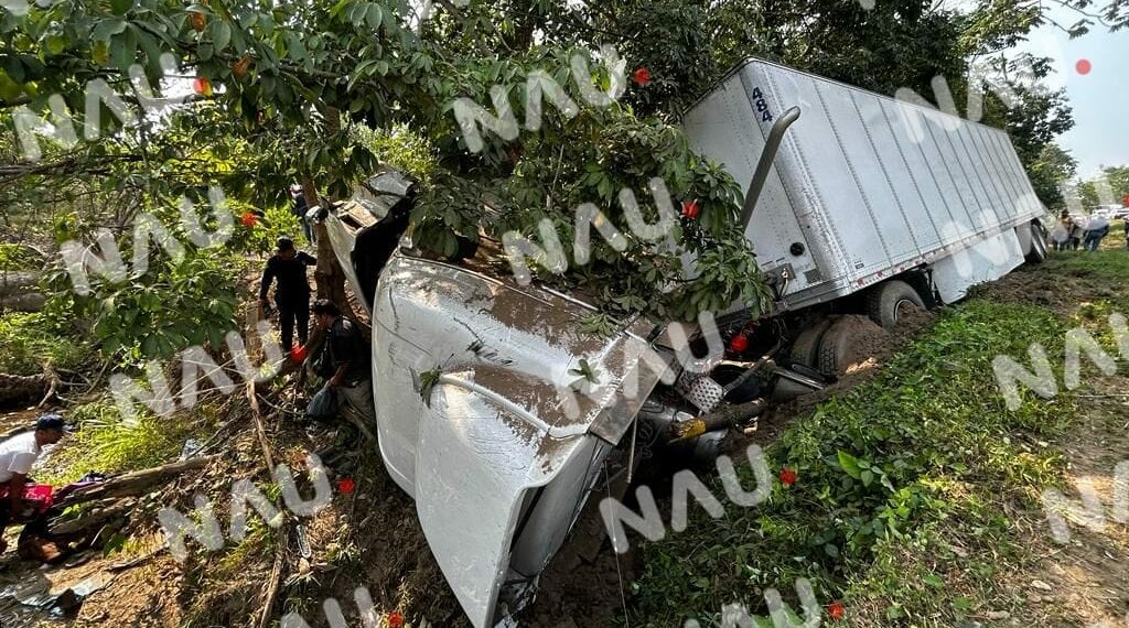 Cerca de dos millones de pesos en daños deja choque de dos tráiler