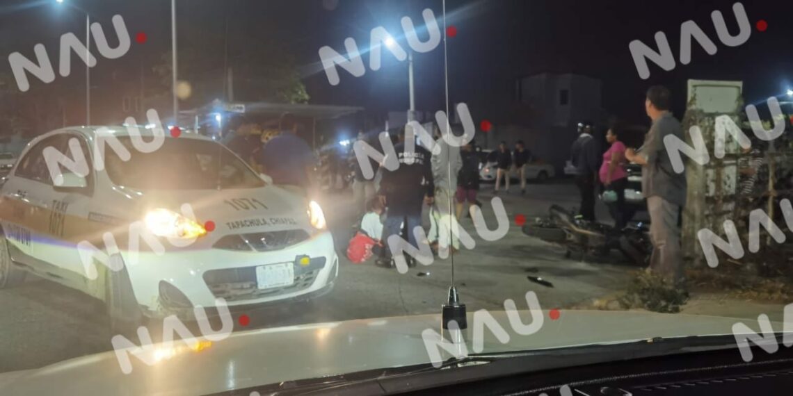 Choque de Motocicleta y taxi deja mujer lesionada.