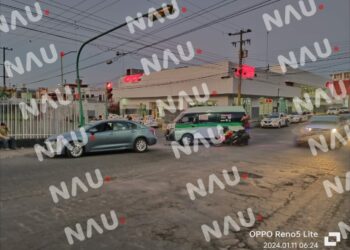 Choque de combi deja solo daños contra particular