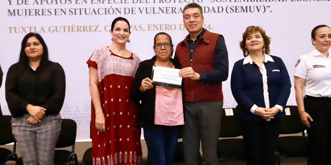 Rutilio Escandón arranca 2024 con entrega de apoyos para impulsar independencia económica de las mujeres