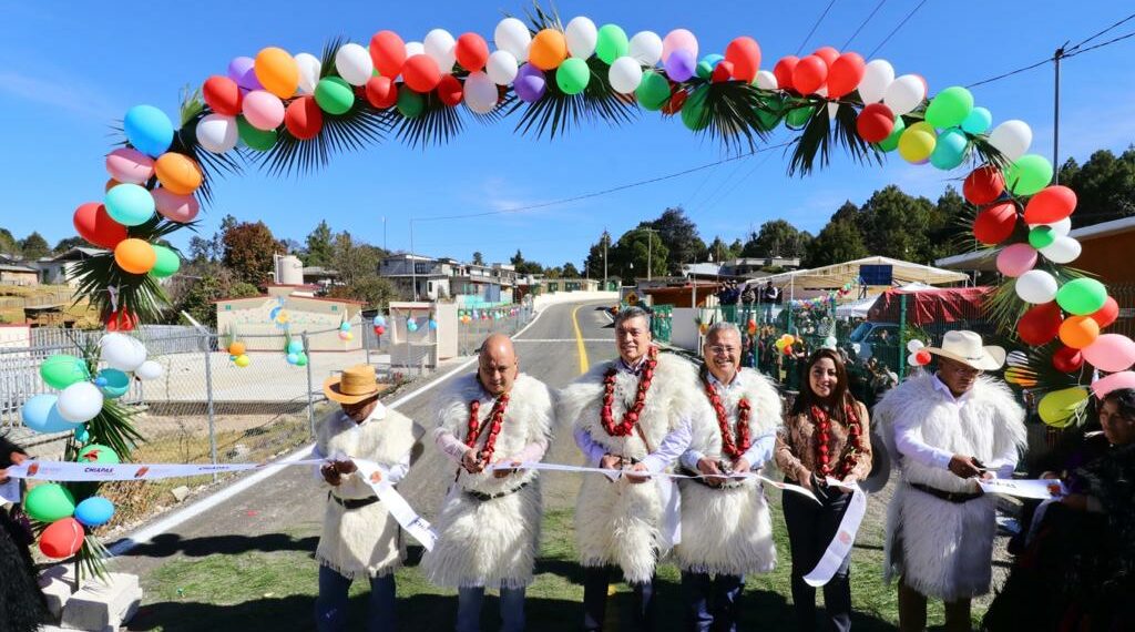 Rutilio Escandón inaugura camino del ejido Arcotete al entronque San Cristóbal-Tenejapa