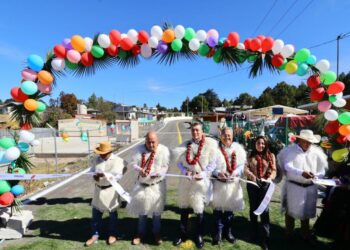 Rutilio Escandón inaugura camino del ejido Arcotete al entronque San Cristóbal-Tenejapa