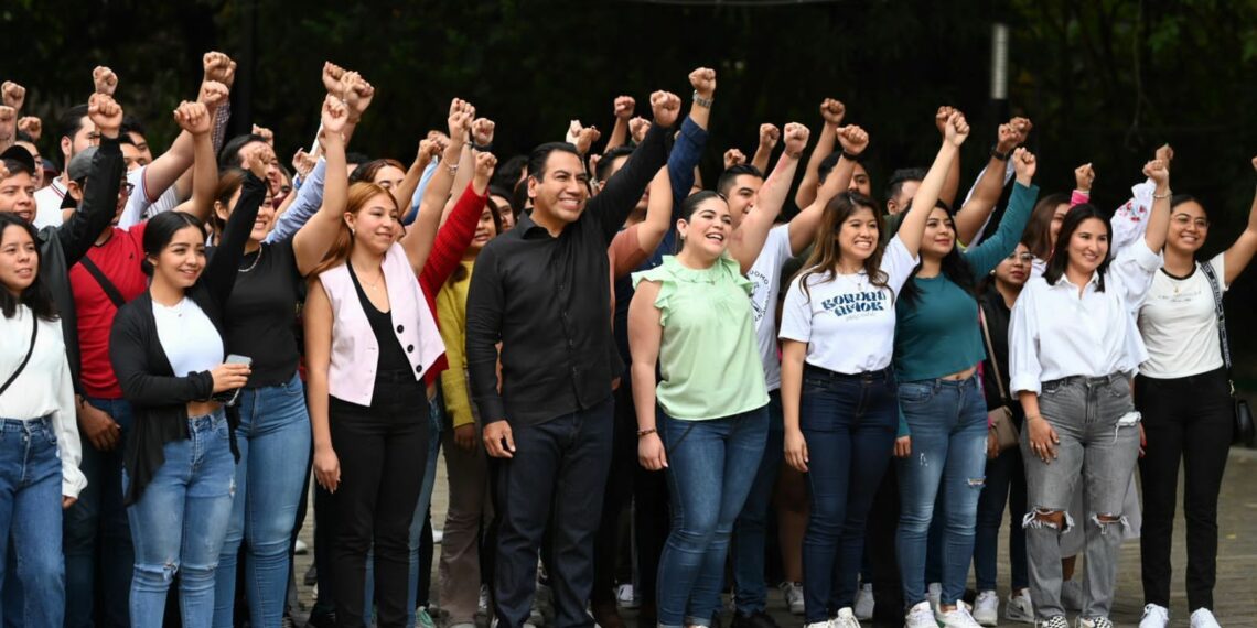 Eduardo Ramírez sostiene encuentro con jóvenes