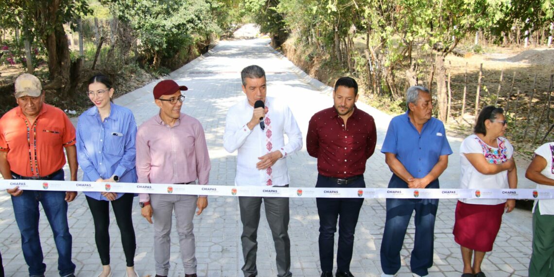 En Suchiapa, Rutilio Escandón inaugura vialidades, domo y cancha deportiva