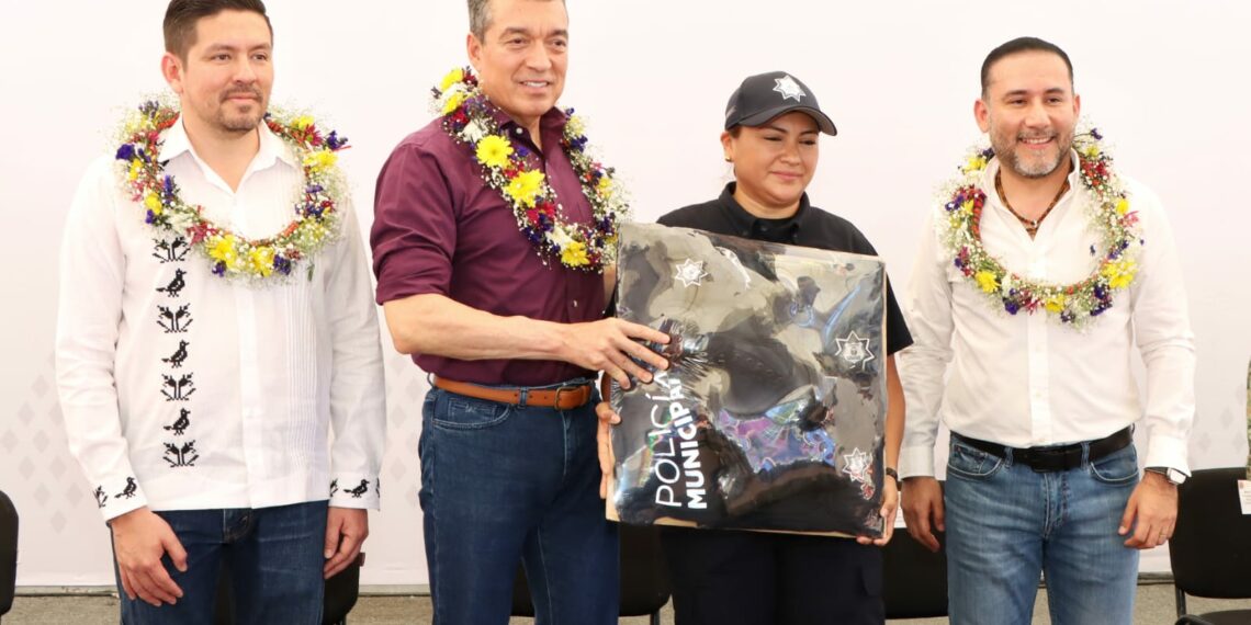 Rutilio Escandón entrega equipamiento, becas, patrullas y motopatrullas a Policía Municipal de Copainalá