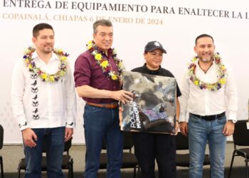 Rutilio Escandón entrega equipamiento, becas, patrullas y motopatrullas a Policía Municipal de Copainalá