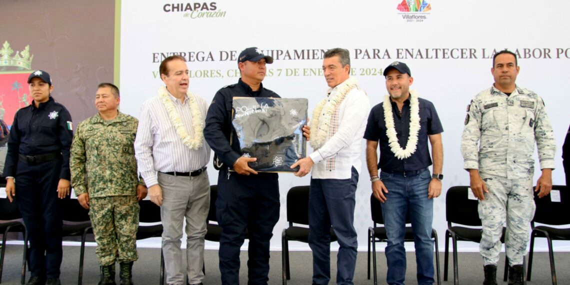 En Villaflores, Rutilio Escandón entrega patrullas, motopatrullas y equipamiento a la Policía Municipal