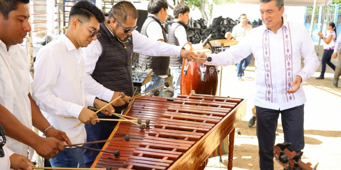 Rutilio Escandón entrega bolsas de maíz a productoras y productores pecuarios de Berriozábal