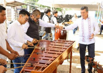 Rutilio Escandón entrega bolsas de maíz a productoras y productores pecuarios de Berriozábal