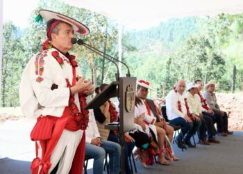 Inaugura Rutilio Escandón construcción del camino Huixtán-Oxchuc-Los Ranchos