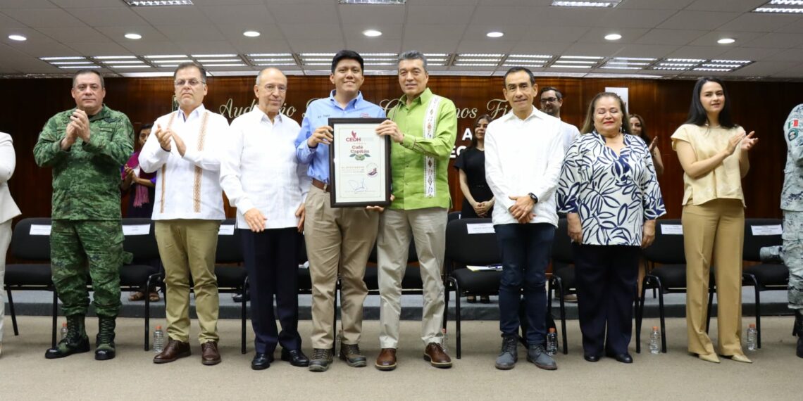 Entrega Rutilio Escandón distintivo Empresa Respetuosa de los Derechos Humanos