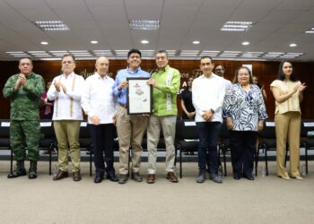 Entrega Rutilio Escandón distintivo Empresa Respetuosa de los Derechos Humanos