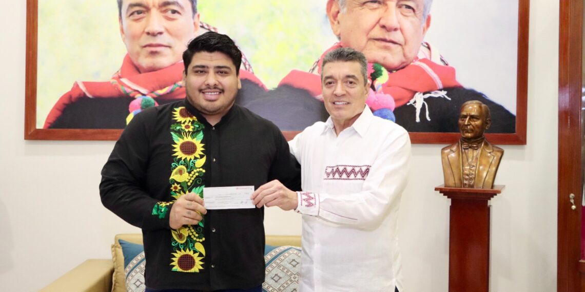Entrega Rutilio Escandón recursos económicos al ganador del PED 2023, Maximiliano García Betanzos