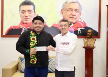 Entrega Rutilio Escandón recursos económicos al ganador del PED 2023, Maximiliano García Betanzos