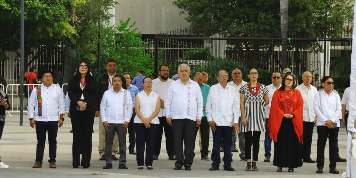 Encabeza Rutilio Escandón ceremonia de Honores a la Bandera, en la plaza central de Tuxtla Gutiérrez