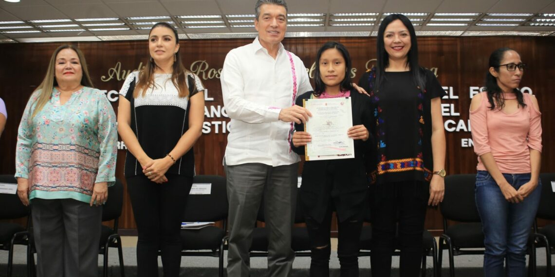 Entrega Rutilio Escandón constancias de capacitación del curso “Cultivo y Gestión de la Calidad del Café”