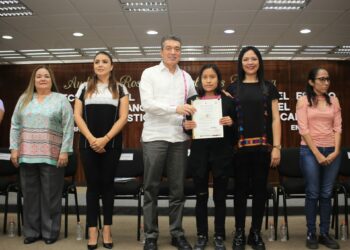 Entrega Rutilio Escandón constancias de capacitación del curso “Cultivo y Gestión de la Calidad del Café”