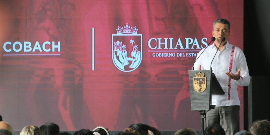 Rutilio Escandón inaugura cancha de futbol en el Cobach 13 de Tuxtla Gutiérrez