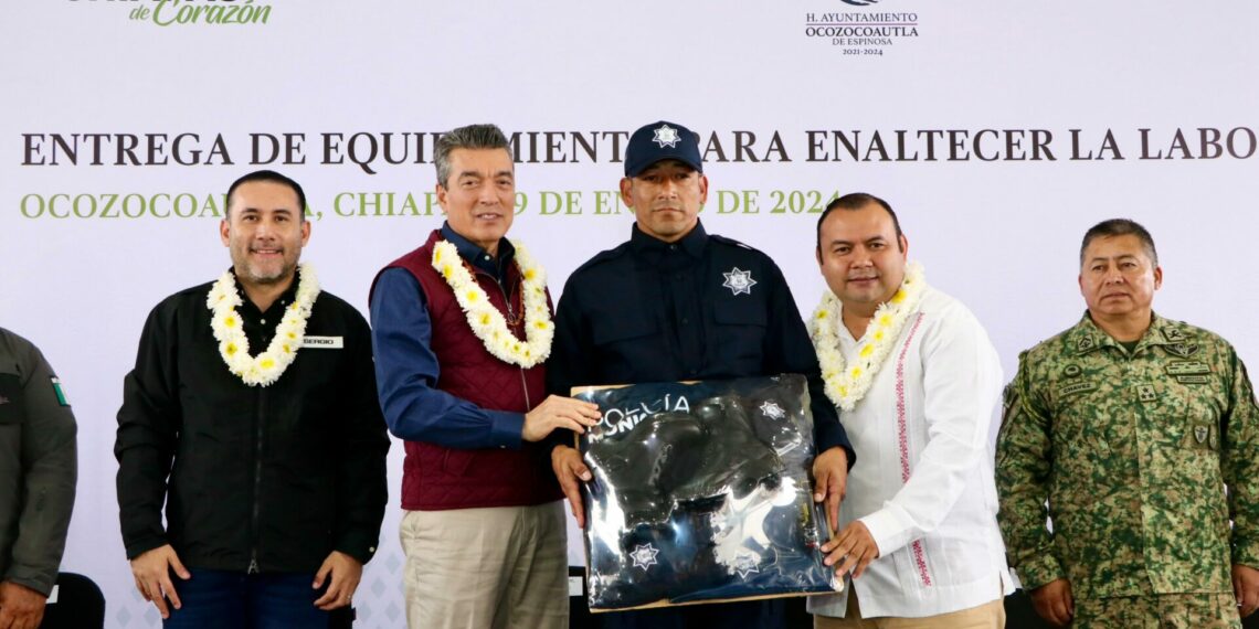 Entrega Rutilio Escandón patrullas, motopatrullas y equipamiento a la Policía Municipal de Ocozocoautla