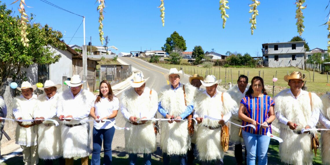 Inaugura Rutilio Escandón construcción del camino Romerillo-Nichnamtic-Las Ollas, en Chamula
