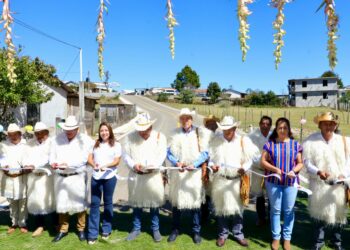 Inaugura Rutilio Escandón construcción del camino Romerillo-Nichnamtic-Las Ollas, en Chamula