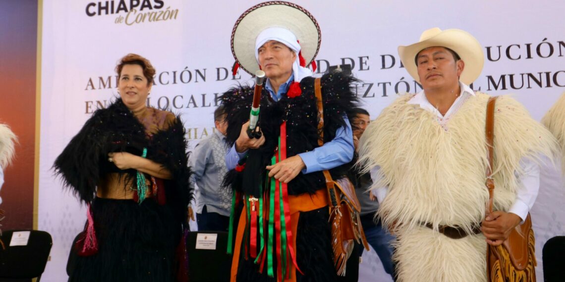 En Chamula, Rutilio Escandón inauguró red de distribución eléctrica en la localidad de Cruztón