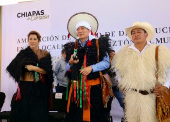 En Chamula, Rutilio Escandón inauguró red de distribución eléctrica en la localidad de Cruztón