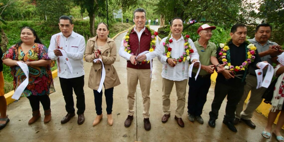 Con pavimentación de calle, Rutilio Escandón atiende añeja demanda del ejido Nuevo Xochimilco, en Ostuacán
