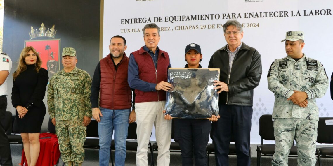 Entrega Rutilio Escandón patrullas, motopatrullas y equipamiento a Policía Municipal de Tuxtla Gutiérrez