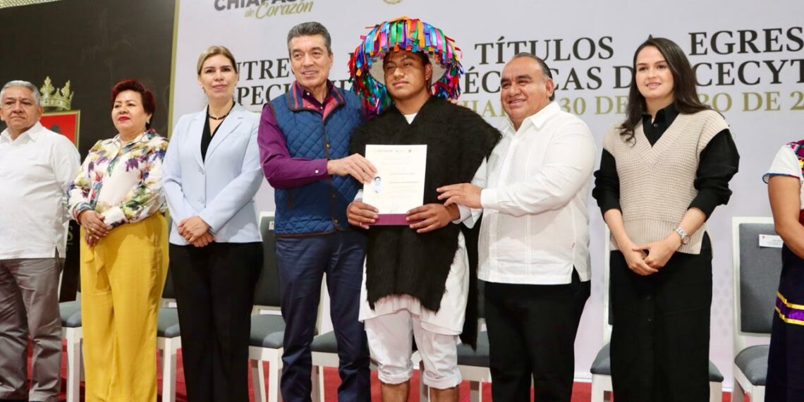 Rutilio Escandón entrega 700 títulos a egresadas y egresados de especialidades técnicas del Cecyte Chiapas