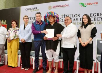 Rutilio Escandón entrega 700 títulos a egresadas y egresados de especialidades técnicas del Cecyte Chiapas
