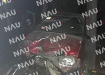 La abandonaron tras chocar contra poste de la CFE