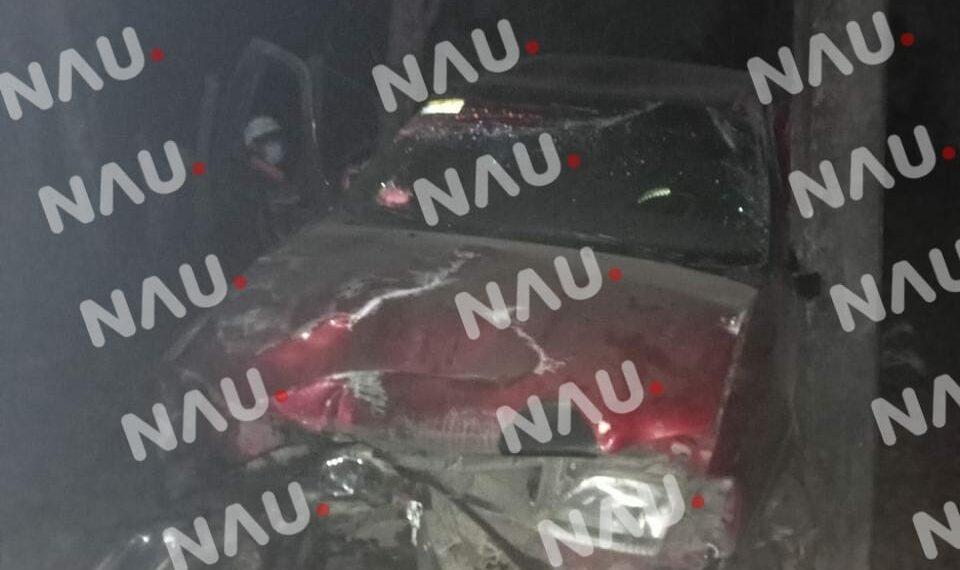 La abandonaron tras chocar contra poste de la CFE