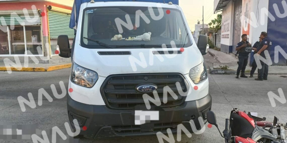 Motociclista causa accidente contra una camioneta