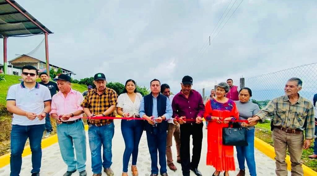 Pavimentación de calle con concreto mixto, en Ejido Talquian, Unión Juárez