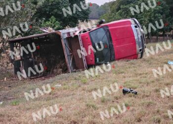 Perdió el control del volante y se volcó