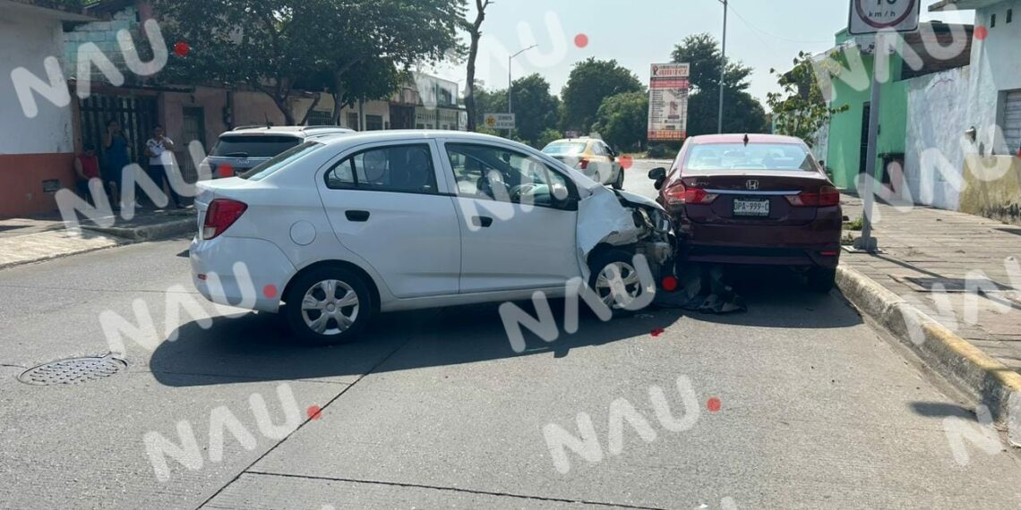 Se estrelló contra un carro estacionado