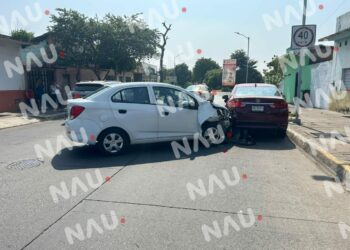 Se estrelló contra un carro estacionado