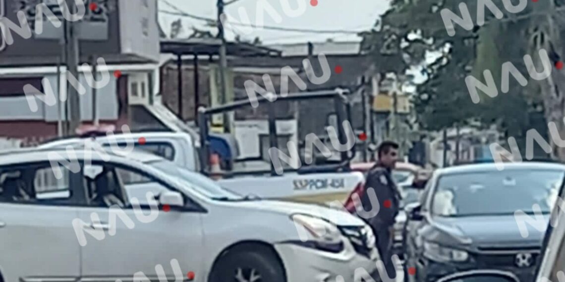 Solo daños materiales en choque entre camioneta y automóvil