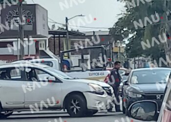 Solo daños materiales en choque entre camioneta y automóvil