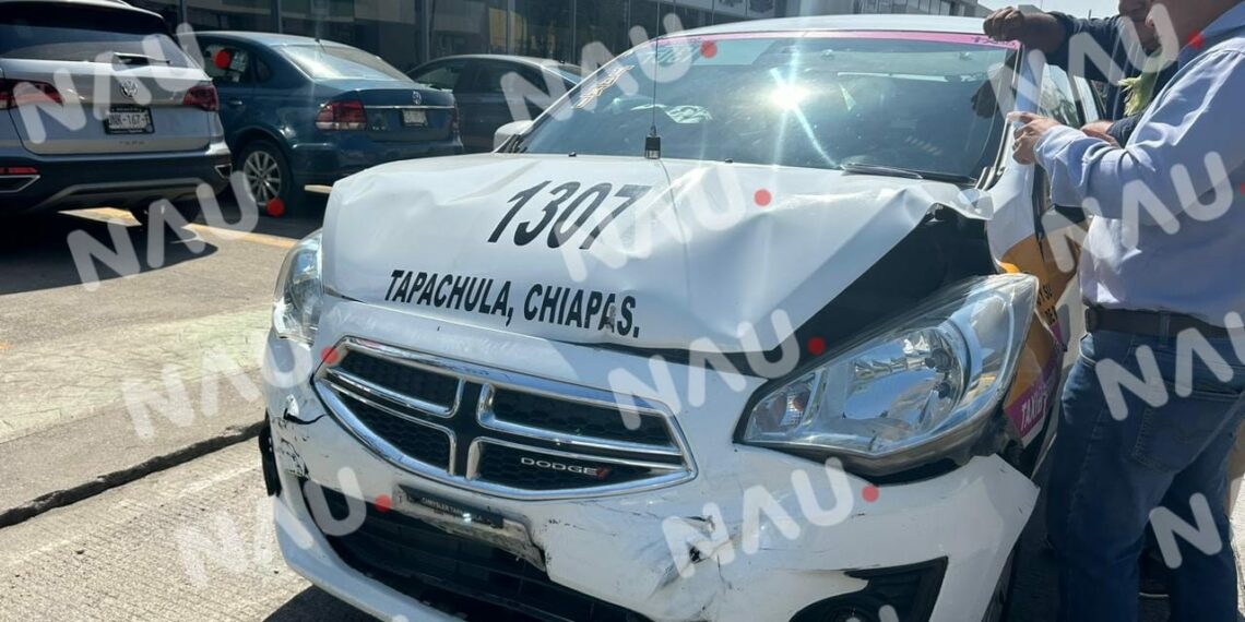 Taxista chocó por alcance contra combi de Pasaje
