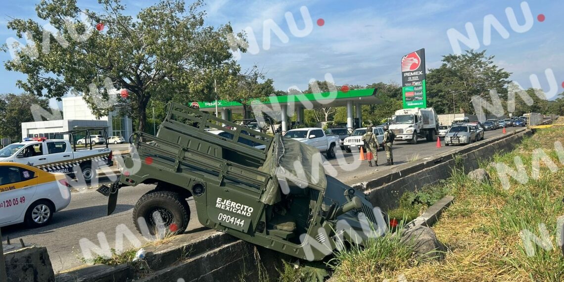 Un carro se le atravesó al Hummer del ejército