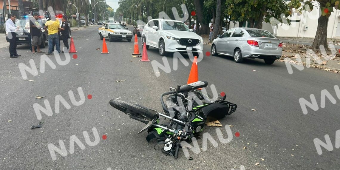 Una pareja que viajaban en una motocicleta chocaron contra camioneta