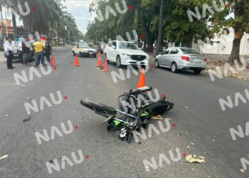 Una pareja que viajaban en una motocicleta chocaron contra camioneta