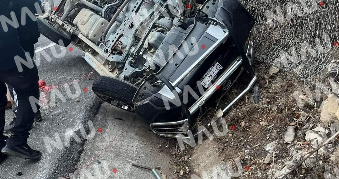 Volcadura de camioneta en tramo San Cristóbal-Tuxtla
