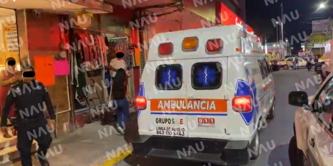 Mujer cae de segundo piso en la 5 Poniente, entre 4 y 6 Norte