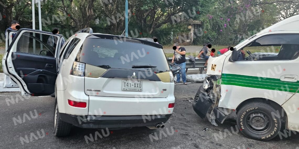 Accidente en la Carretera de Tapachula: Choque Frontal Entre Camioneta y Unidad de Pasajeros Causa Tres Personas Lesionadas y Daños Materiales Superiores a 100,000 Pesos