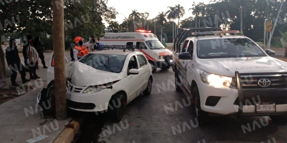 Vehículo se Impacta contra Poste en 4ª Sur Prolongación