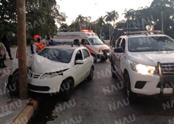 Vehículo se Impacta contra Poste en 4ª Sur Prolongación